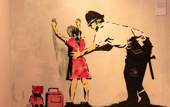 Sala de la exposición Banksy con obras en exhibición