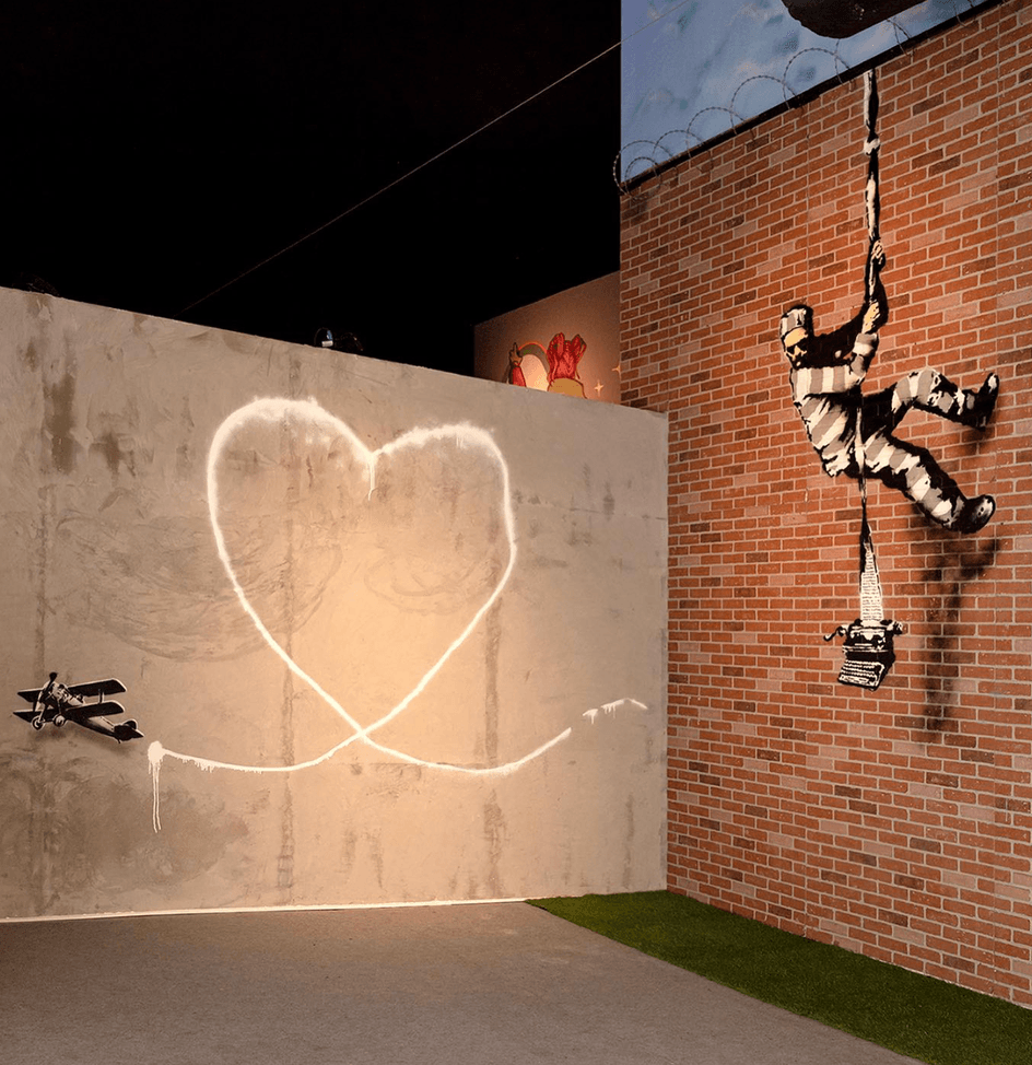 Stencil icónico de Banksy en la muestra