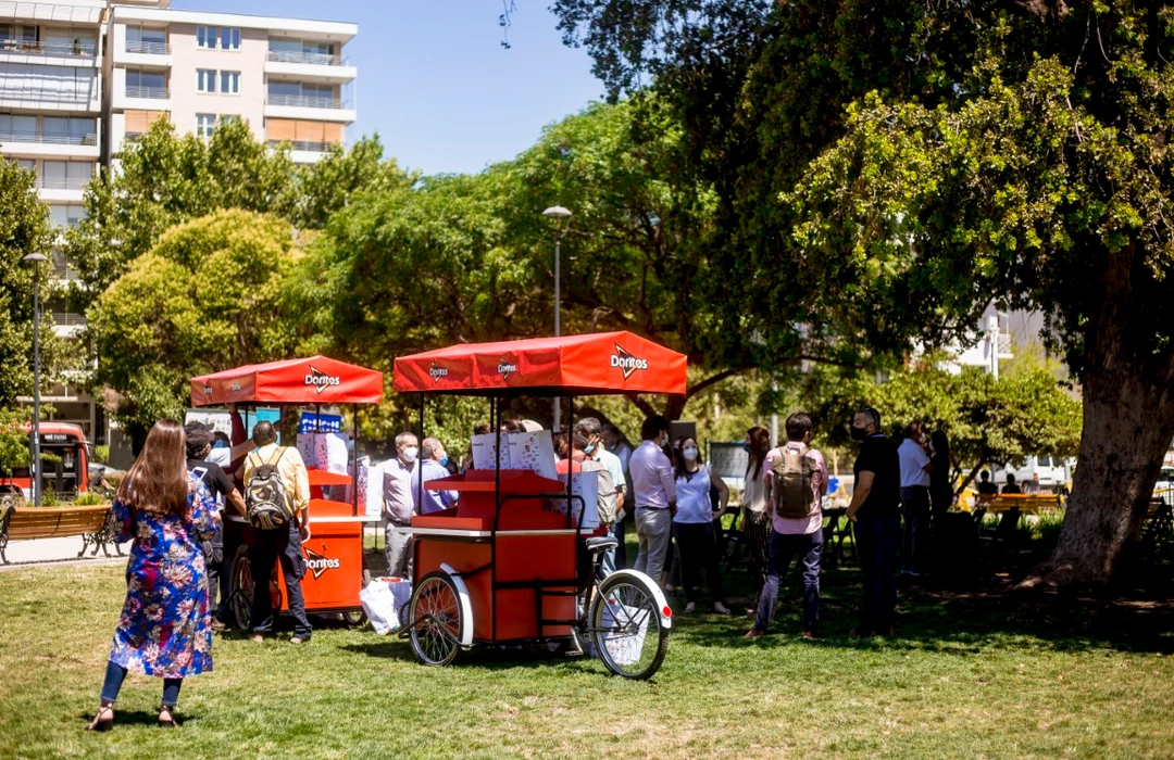 Evento BTL con asistentes en experiencia inmersiva