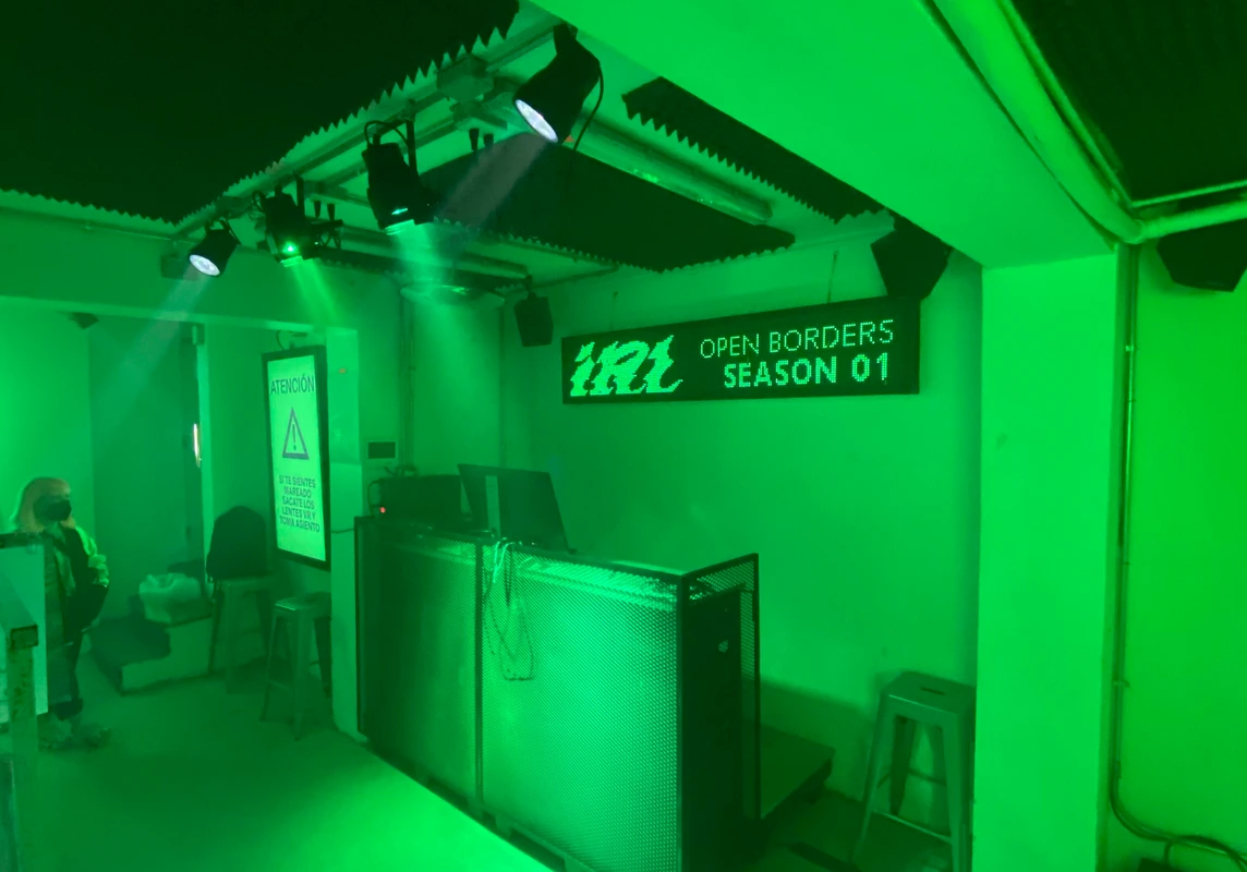 Momento de colaboración y encuentro en evento cultural