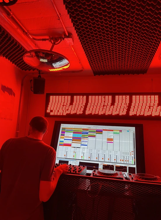 DJ en sesión en vivo durante evento UNCLUB