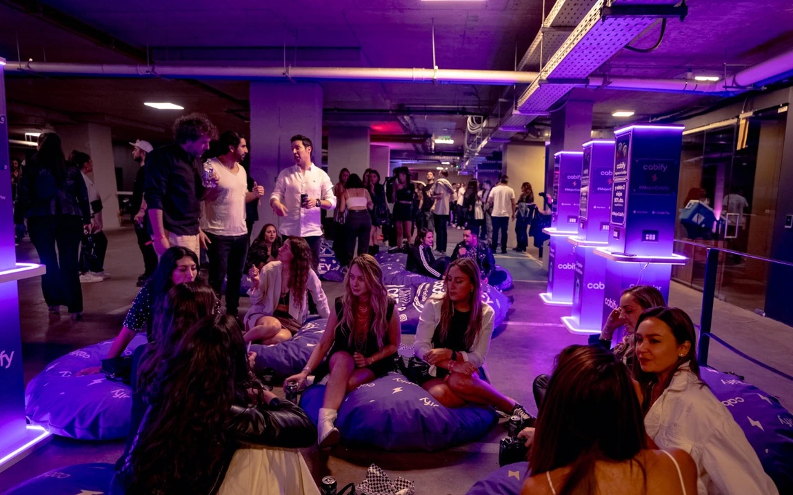 Producción de evento con asistentes y ambientación