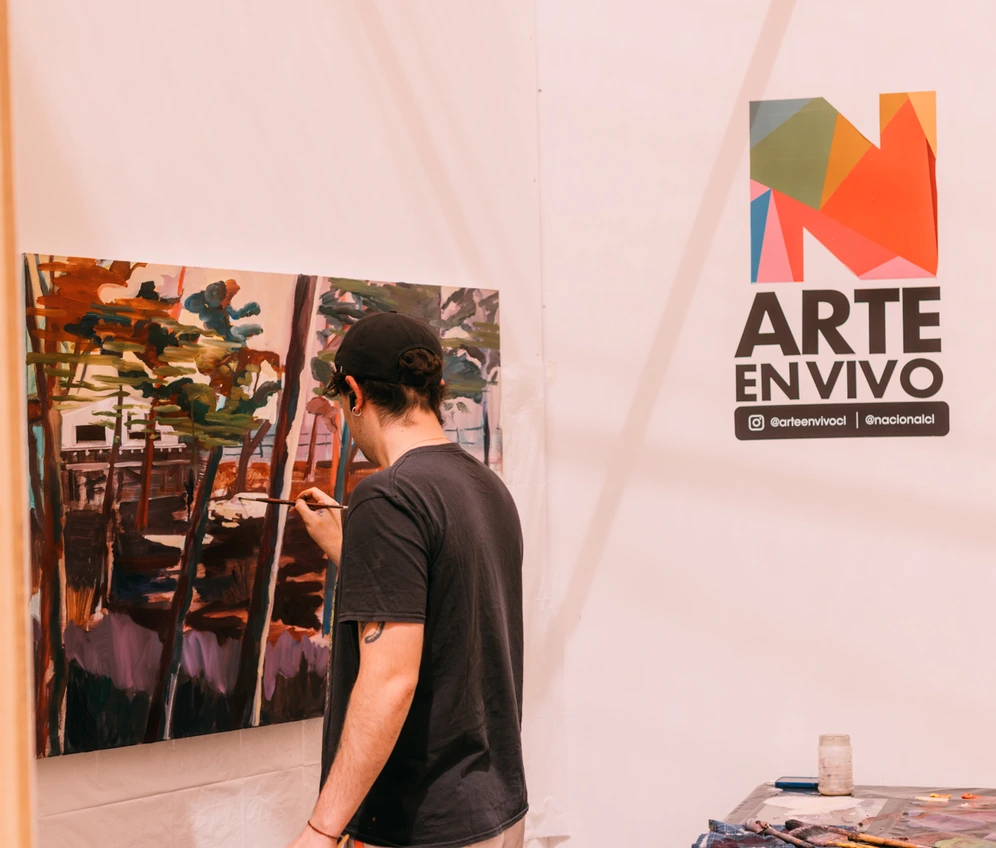 Artista trabajando en vivo durante el concurso Arte en Vivo