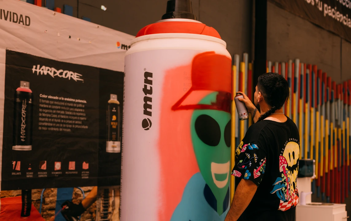 Visitantes observando el proceso creativo