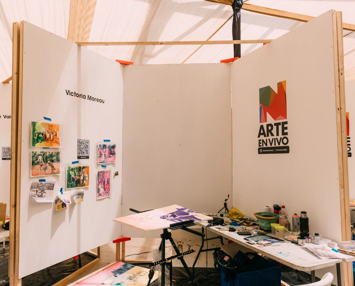 Artista emergente trabajando en su obra