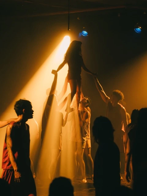 Escena de performers durante Rito de Primavera