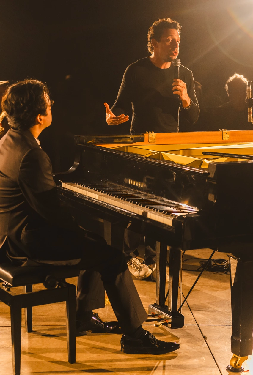 Músicos interpretando en espacio no convencional