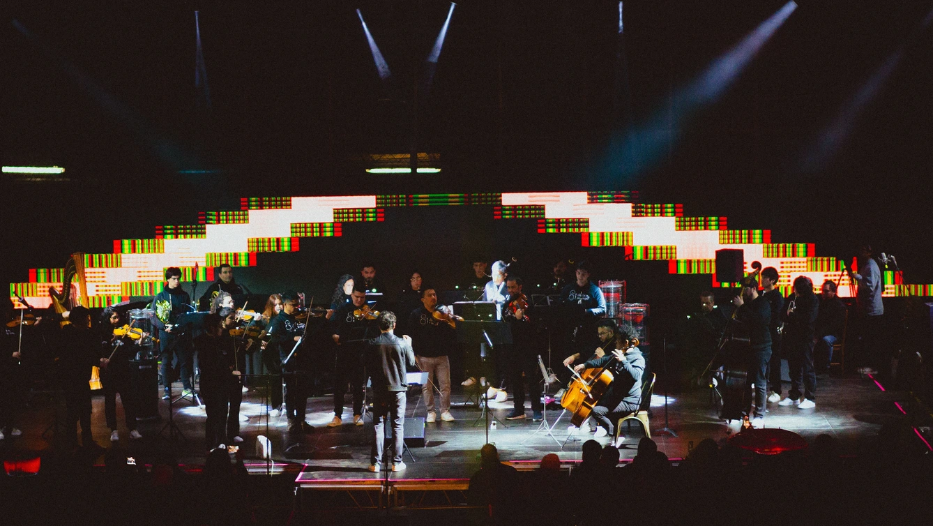 Público asistiendo a concierto CNC en locación inesperada