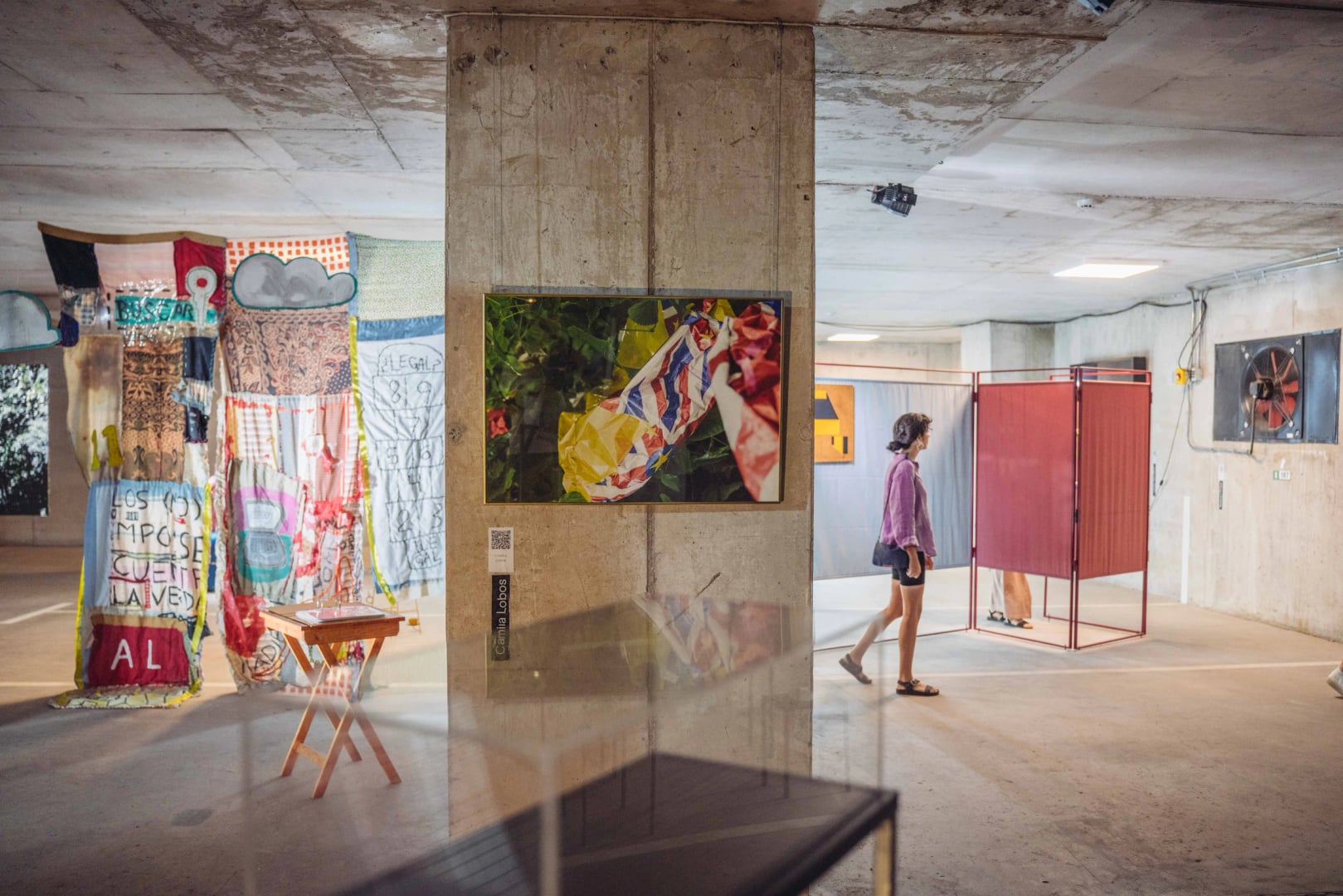 Escena del festival FAST con instalaciones de arte contemporáneo