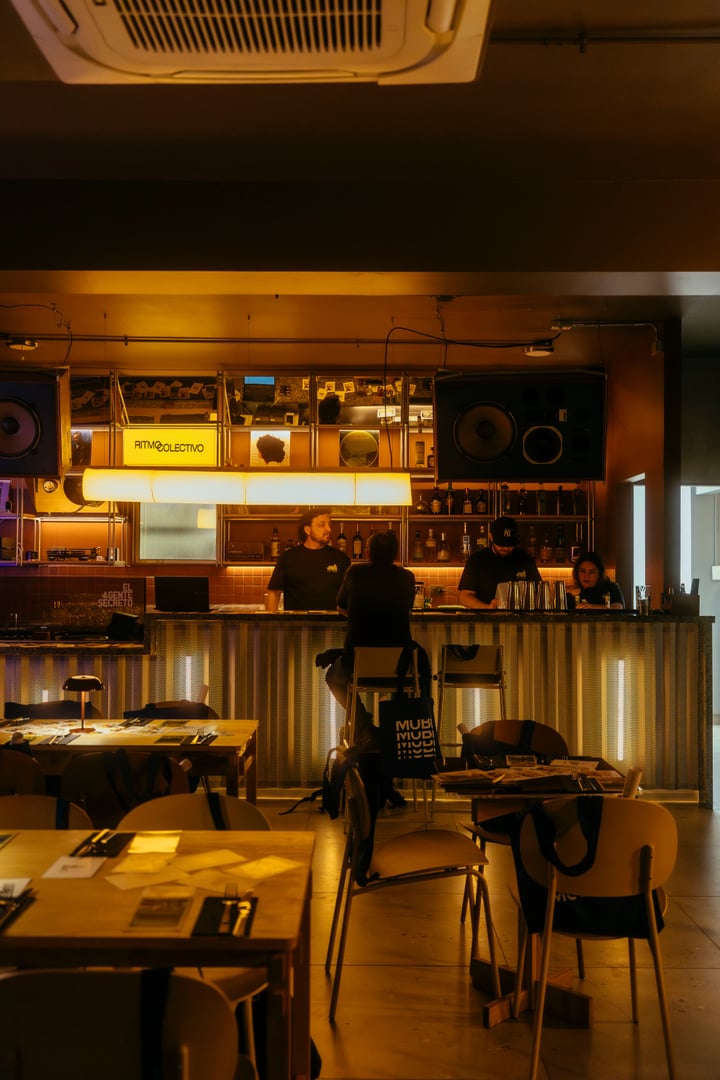 Barra de RI.CO.HIFI con luz cálida durante el lanzamiento
