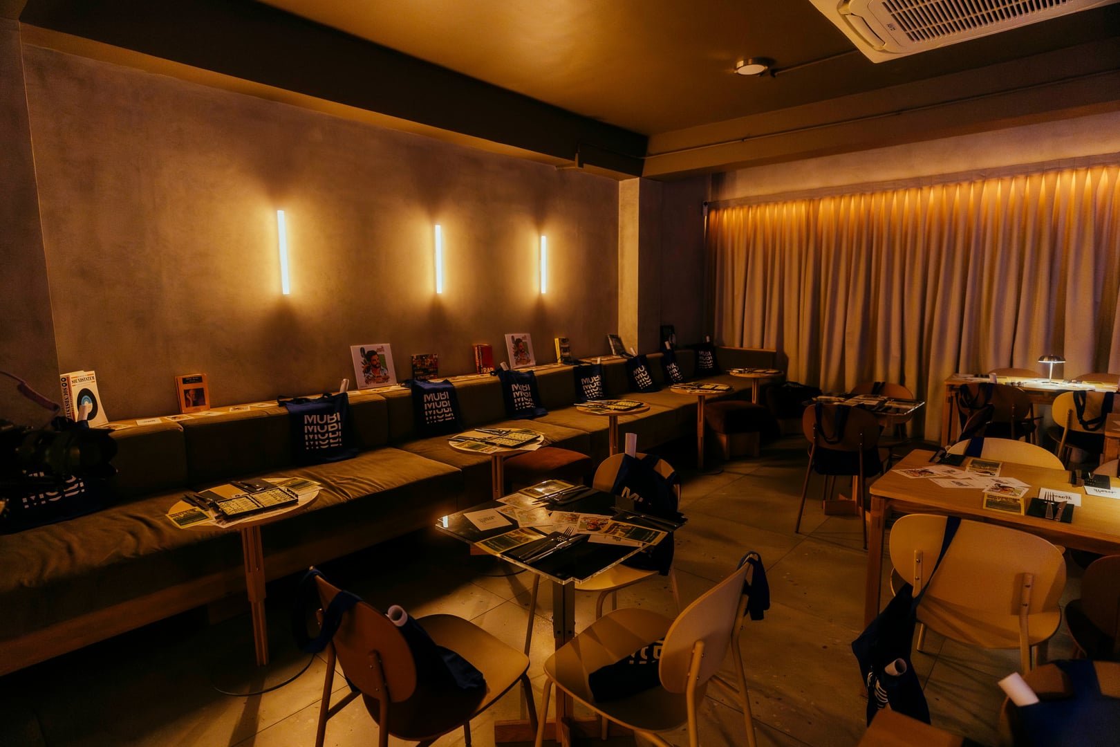 Sala de RI.CO.HIFI ambientada como listening bar para El Agente Secreto