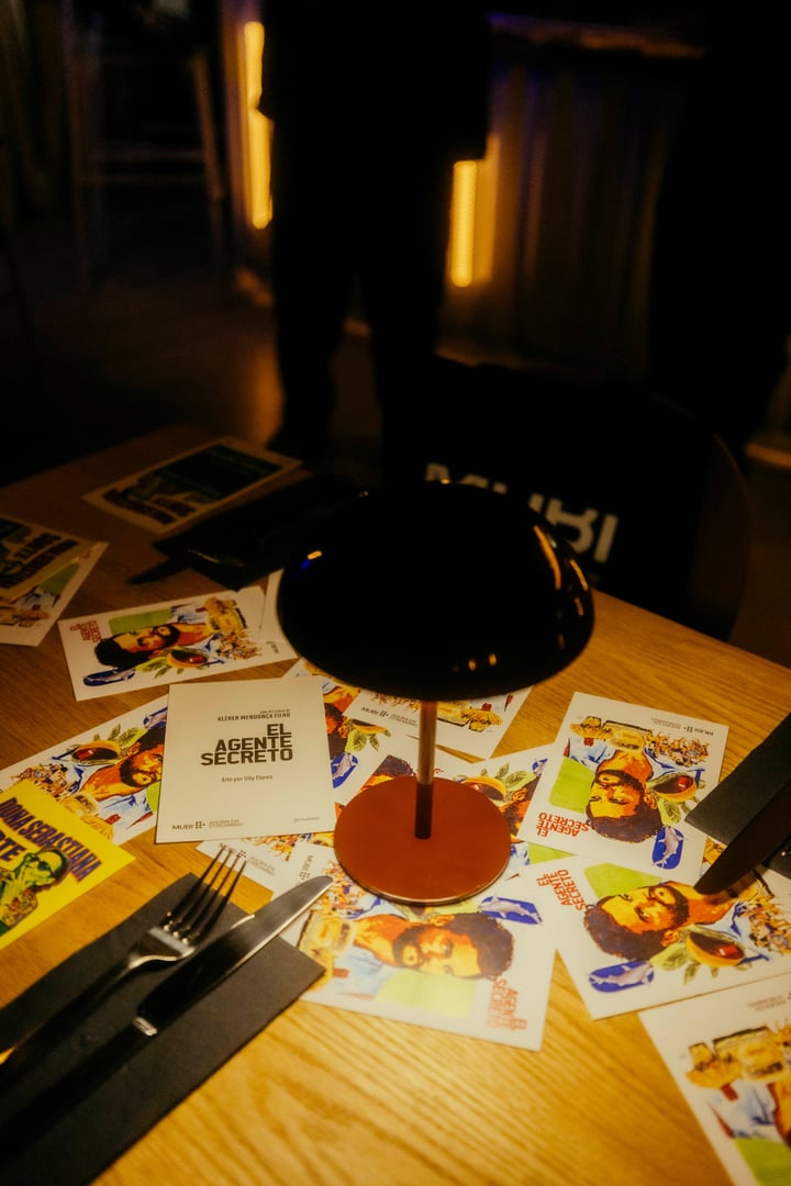Mesa con flyers, cubiertos y lámpara