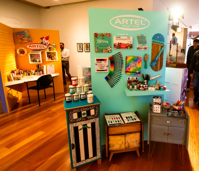 Detalle de vitrinas con productos históricos