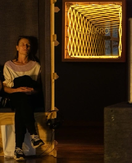 Asistentes recorriendo los stands de Carnavalito