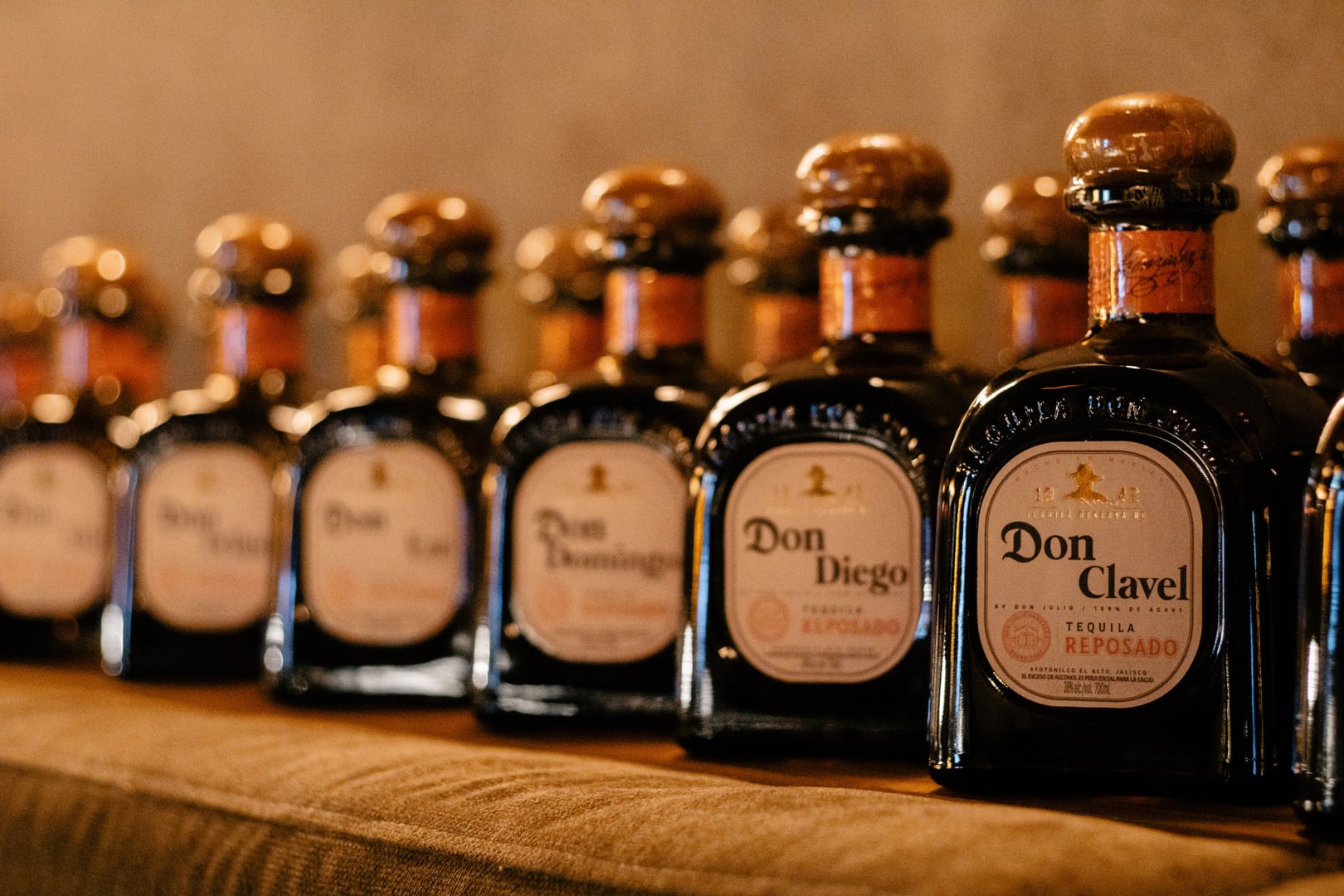 Botellas de Don Julio alineadas sobre la barra