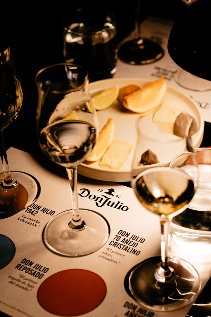 Copas y plato de maridaje sobre el mantel de Don Julio