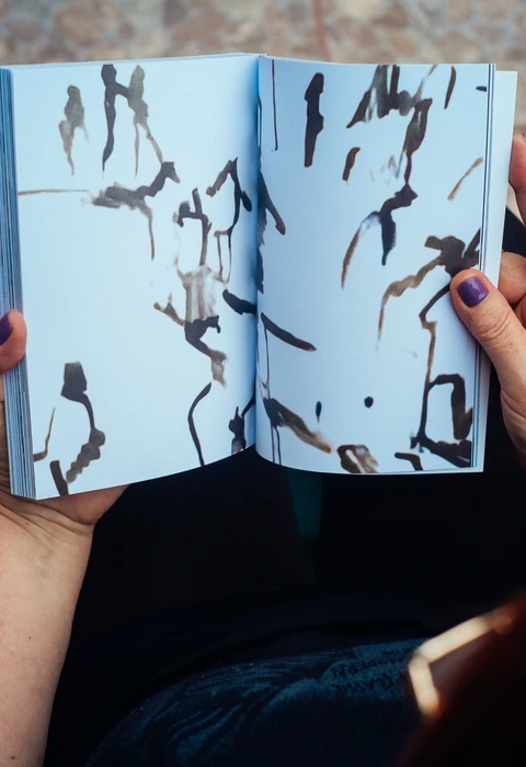 Interior de fanzine con diseño gráfico editorial