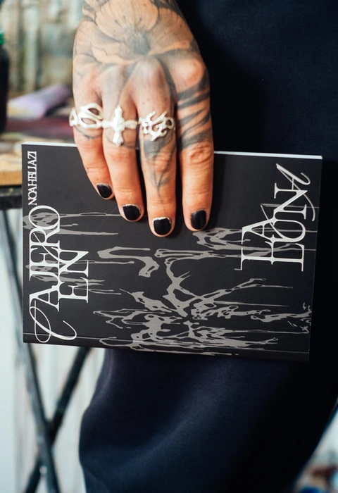 Detalle de encuadernación artesanal de libro de artista