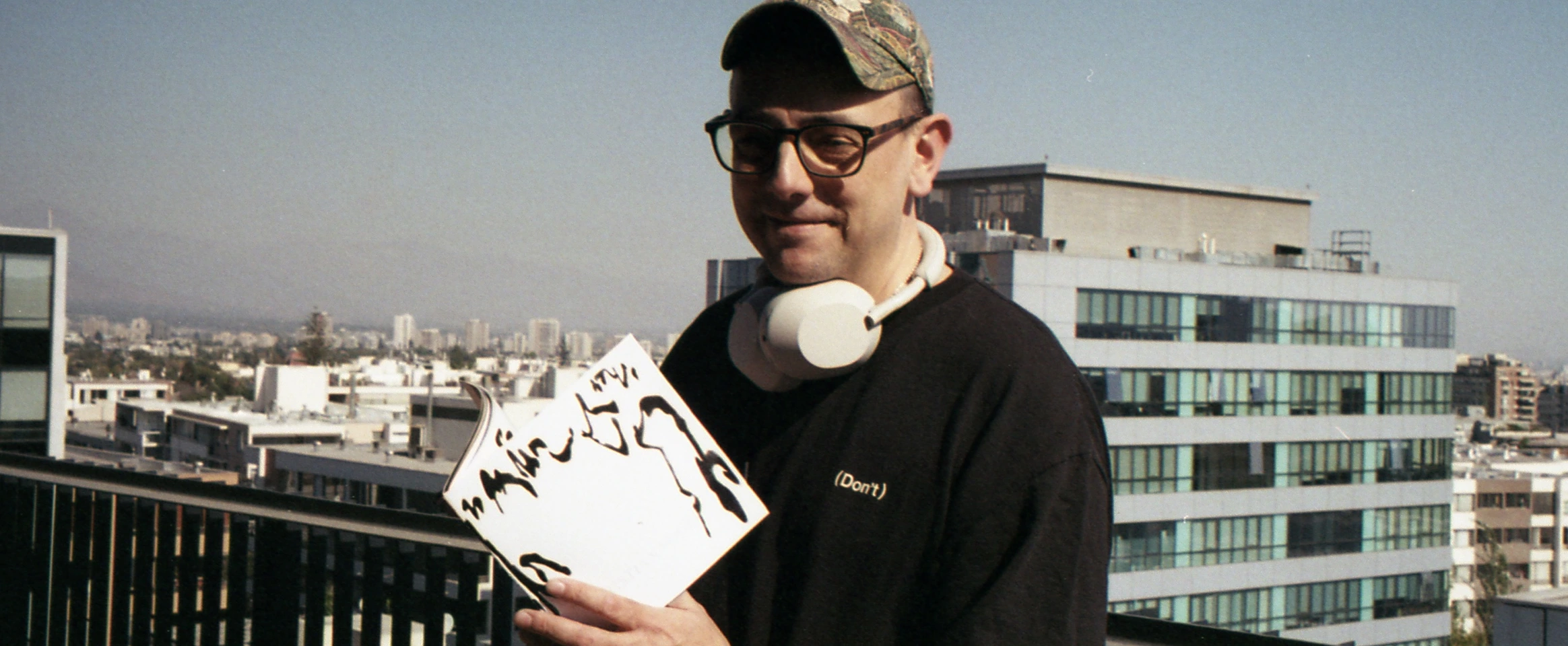 Publicación editorial abierta sobre una mesa de trabajo