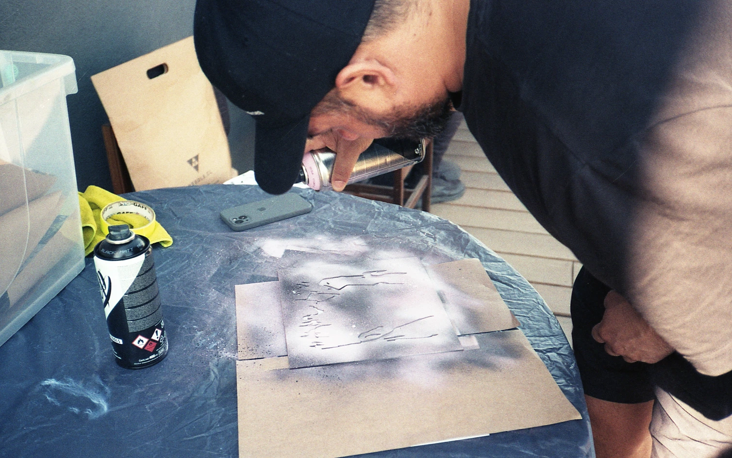 Doble página de publicación editorial con fotografía