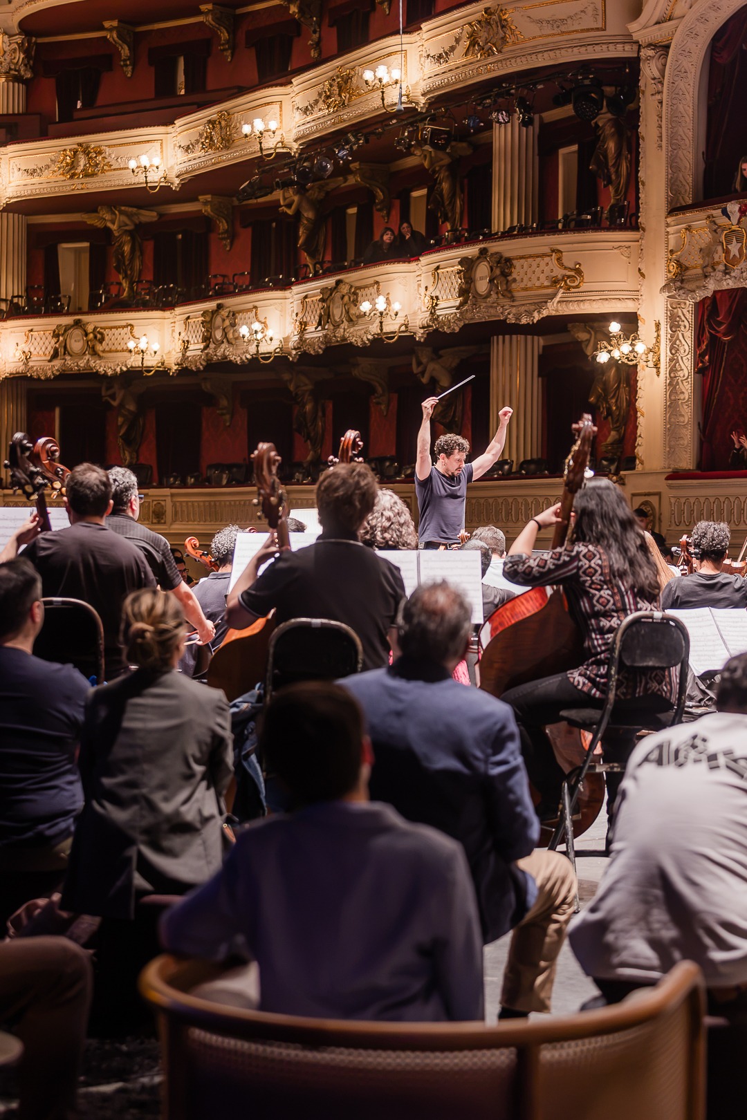 Paolo Bortolameolli dirigiendo el ensayo frente al público
