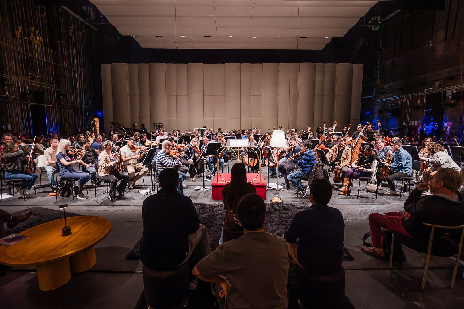 La orquesta ensayando con el público alrededor