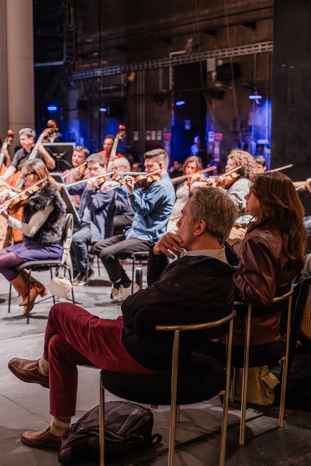 Invitados sentados entre los músicos de la Orquesta Filarmónica