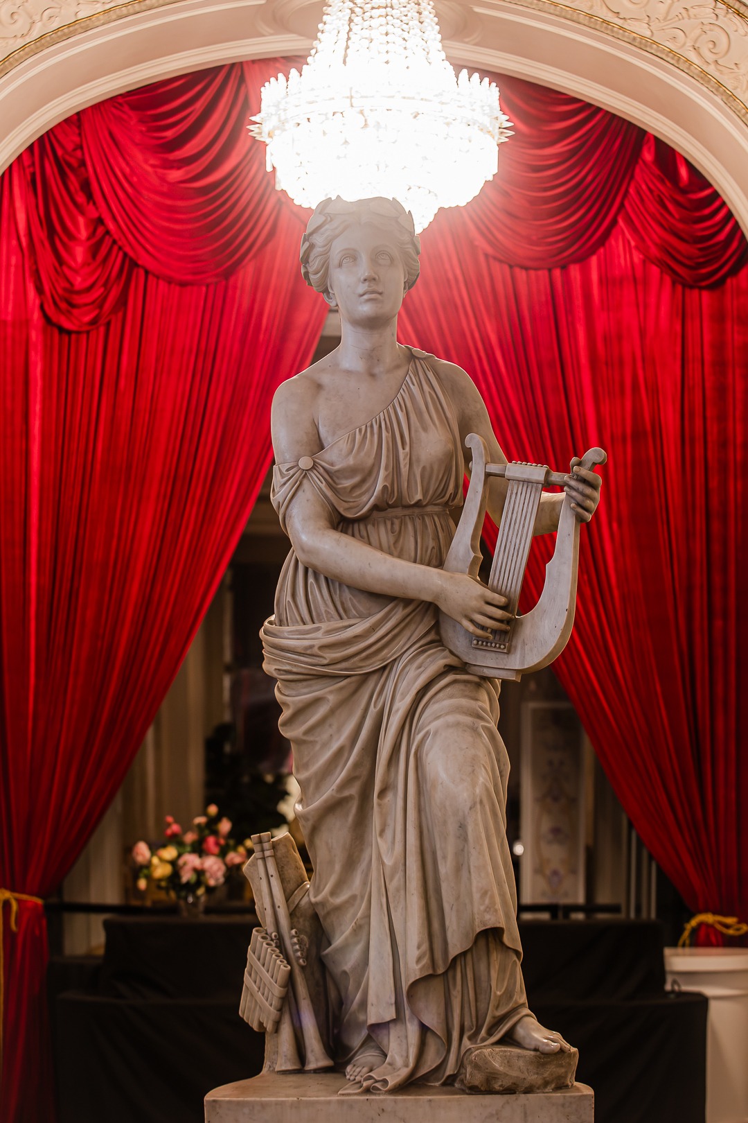 Estatua entre cortinas rojas en el Teatro Municipal