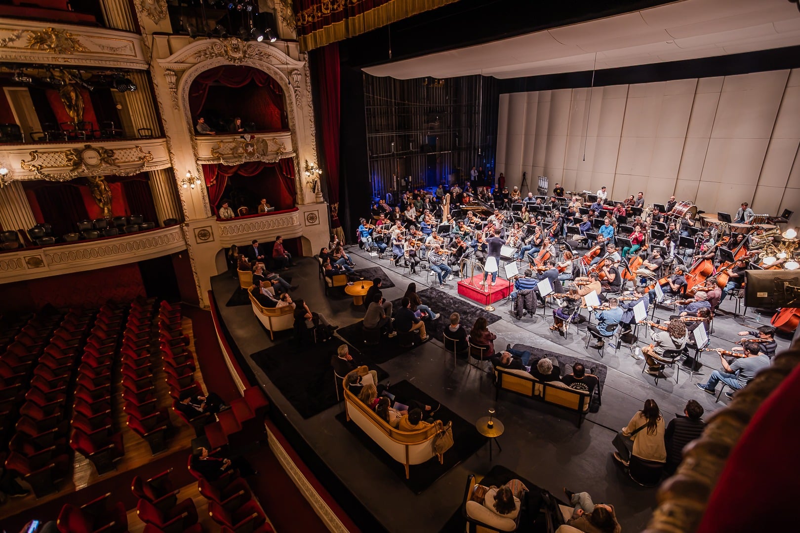 Vista del Teatro Municipal con la orquesta y el público en el escenario