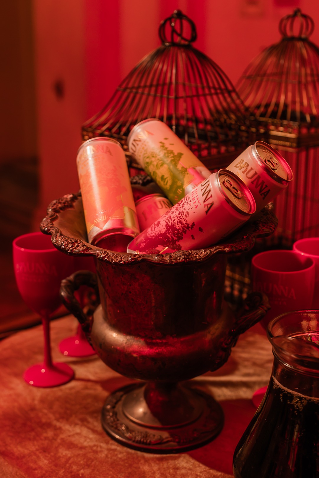 Detalle de la mesa con latas en una hielera