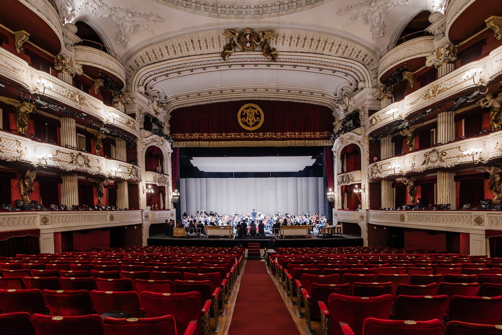 Sala del Teatro Municipal vacía con la orquesta en el escenario