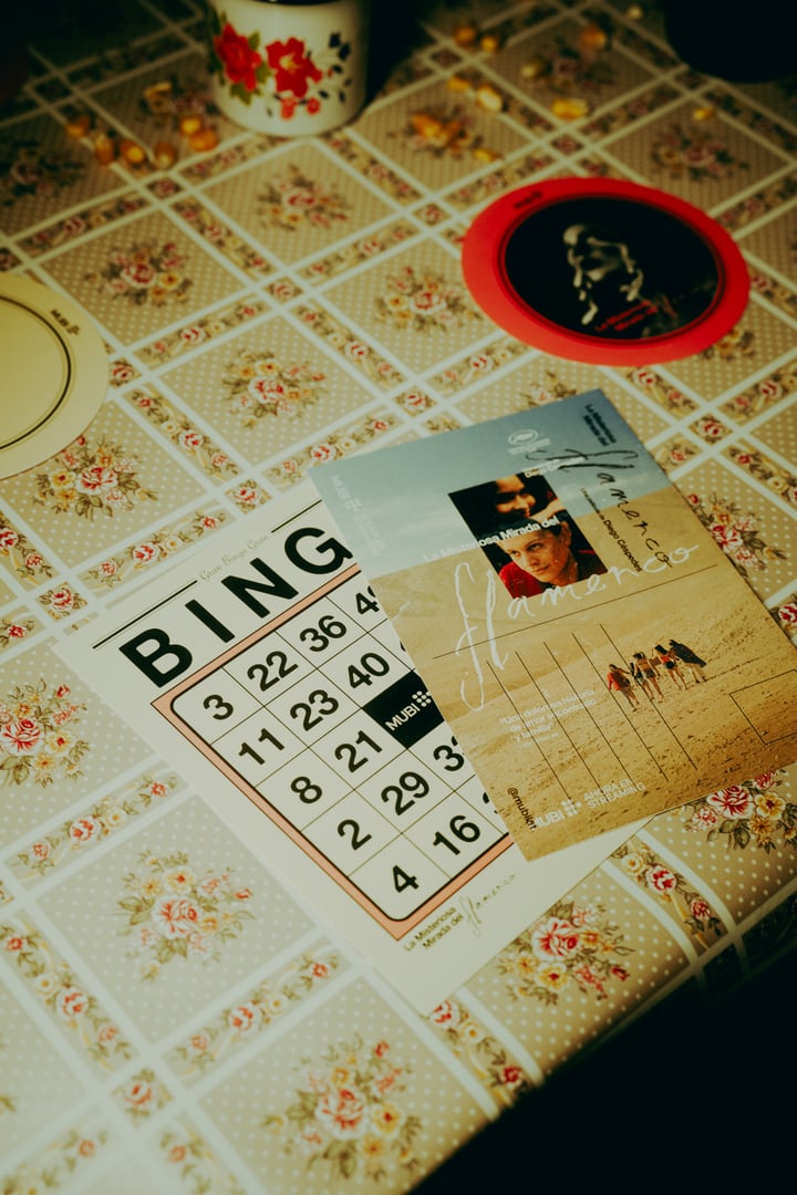 Cartones de bingo y mantel floreado sobre la mesa