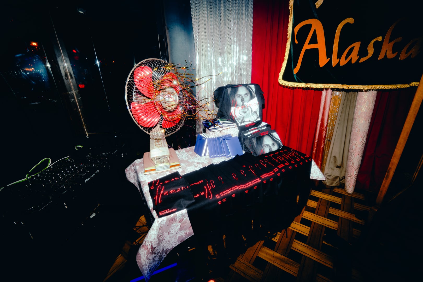 Escenario del club Miss Alaska recreado para el lanzamiento en MUBI