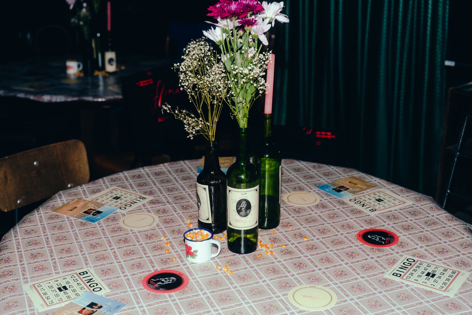 Mesa con flores, velas y botellas de vino