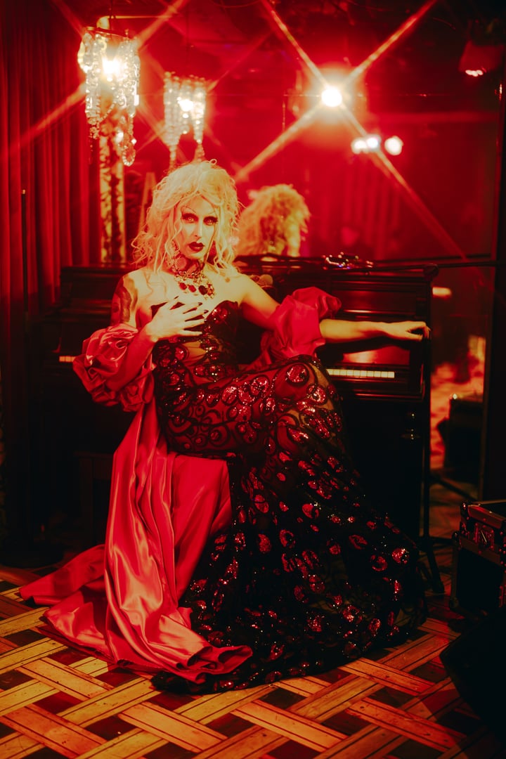 Performer en vestido rojo bajo la luz del club