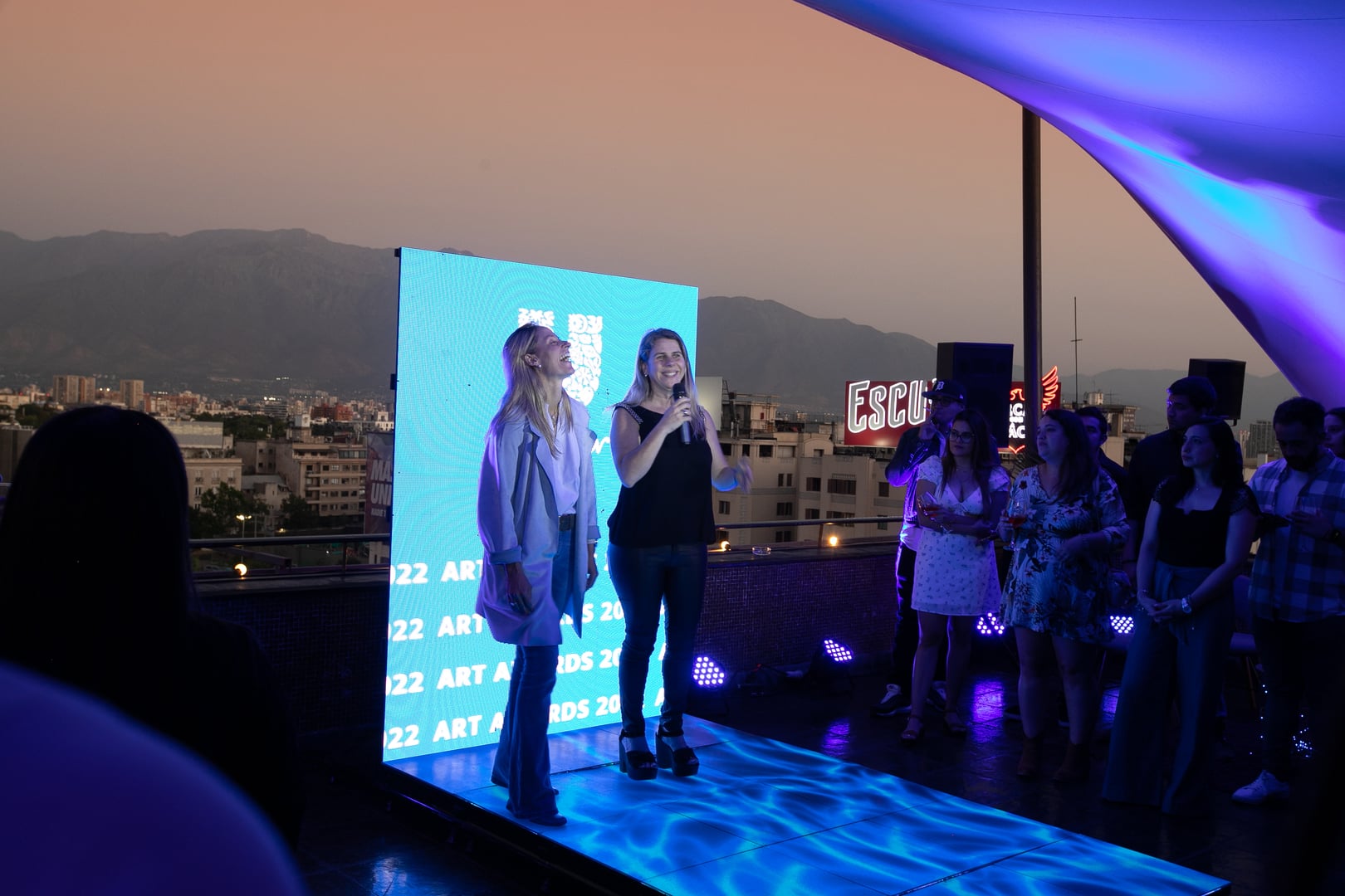 Activación de marca y escenario en terraza al atardecer