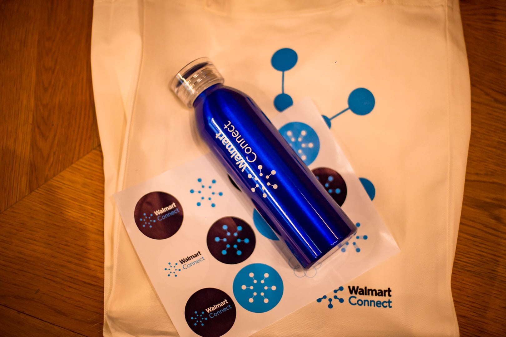 Detalle de piezas gráficas y kit de marca producidos para el evento