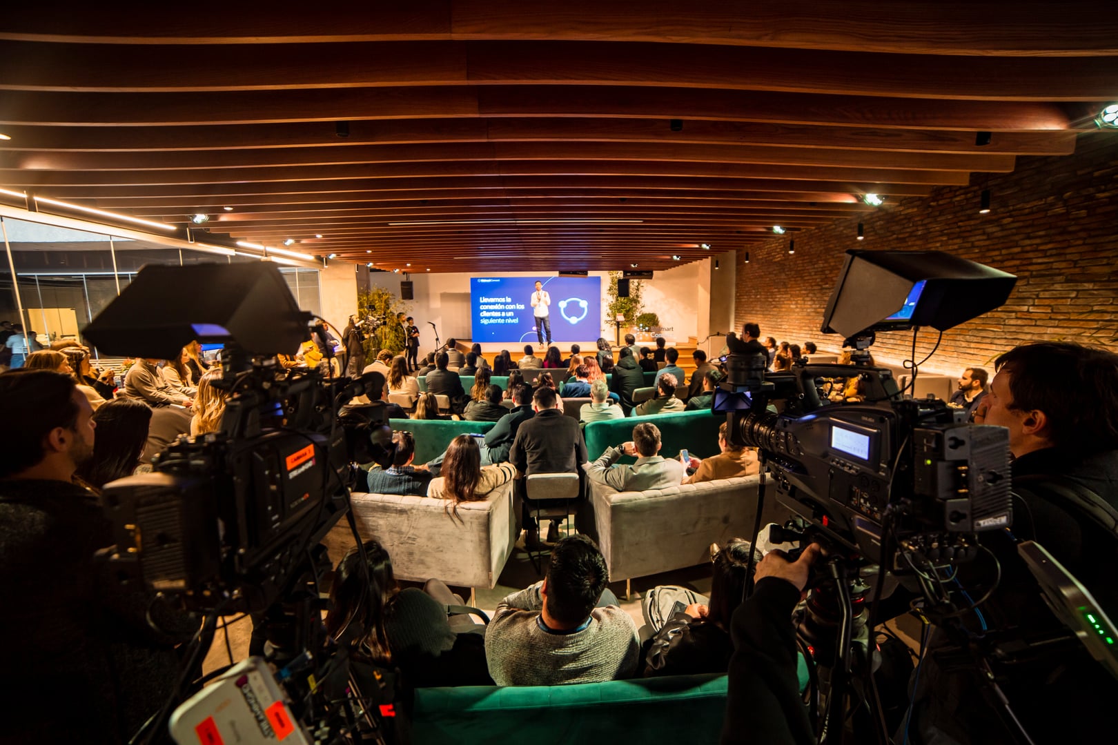 Cobertura audiovisual y registro técnico de una presentación en vivo