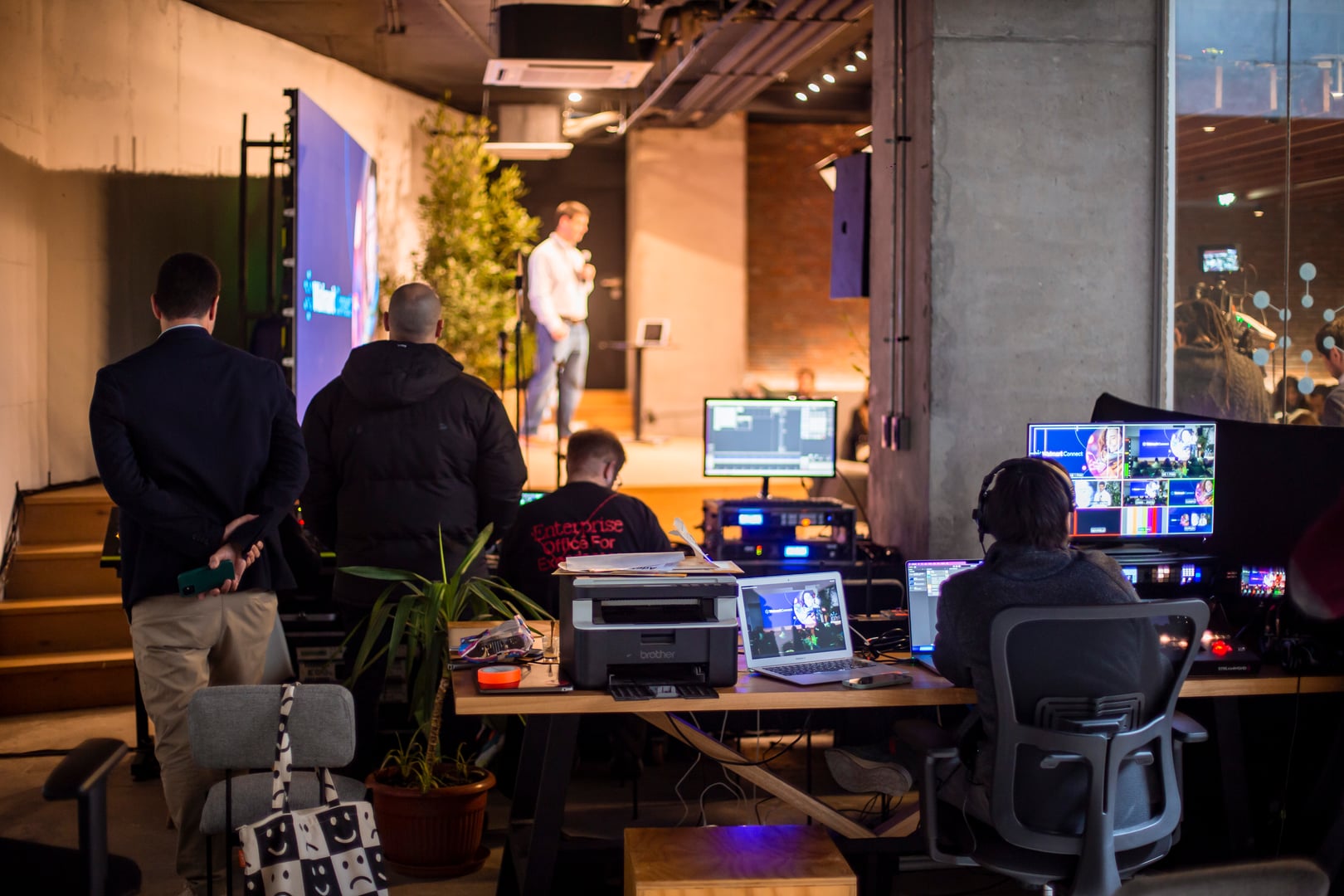 Equipo de producción general coordinando un evento en vivo