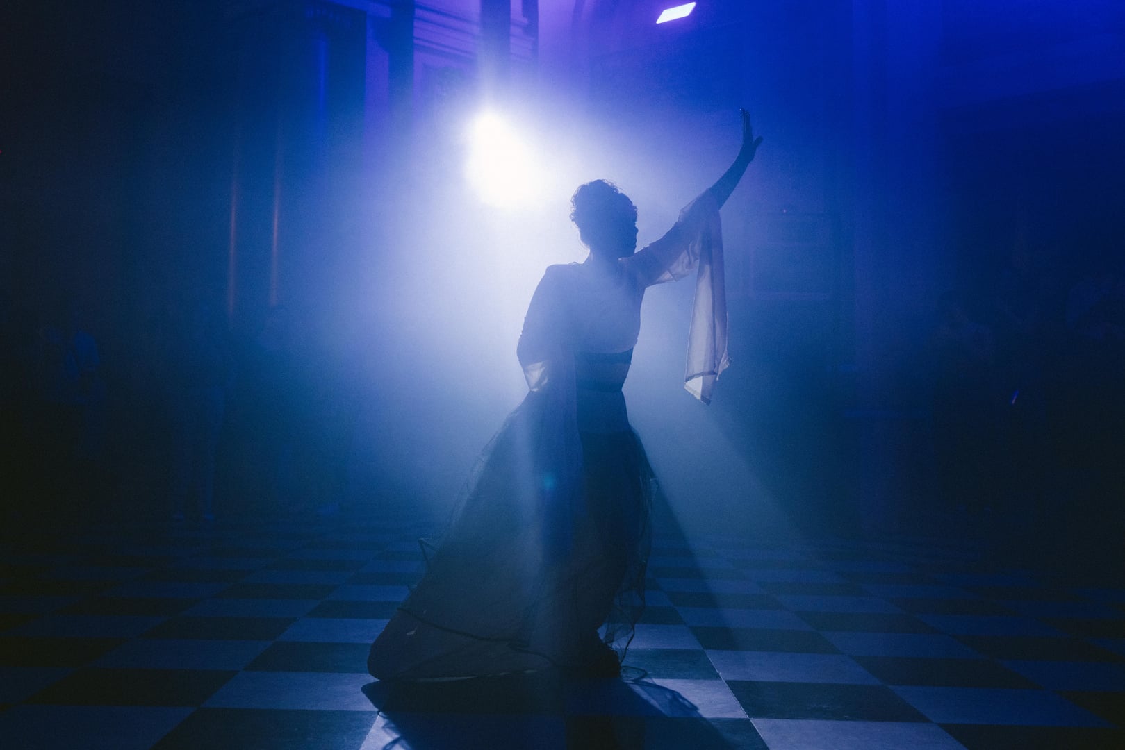 Bailarina en el foyer iluminada con luz azul