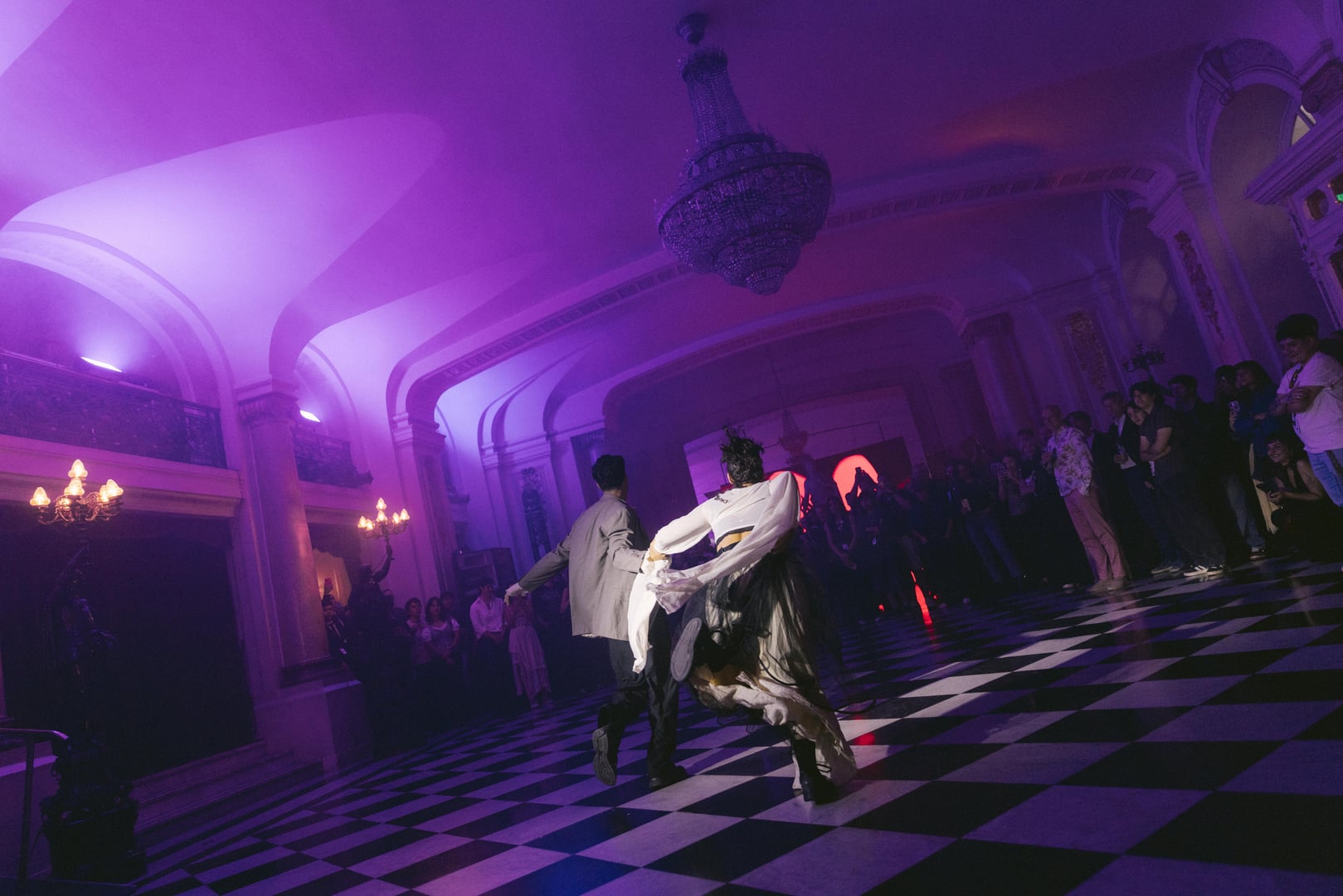 Foyer del Teatro Municipal iluminado en violeta con bailarines